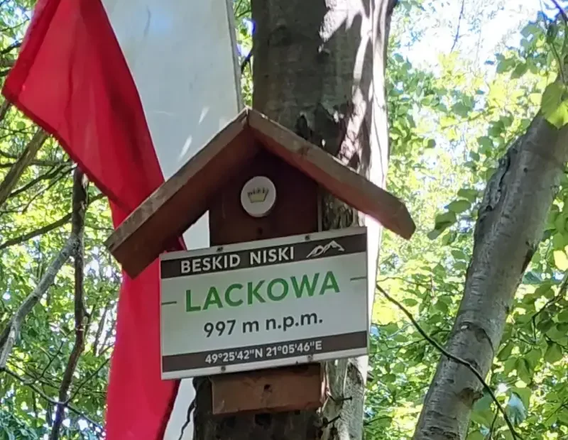 Lackowa 997 - tabliczka na szczycie