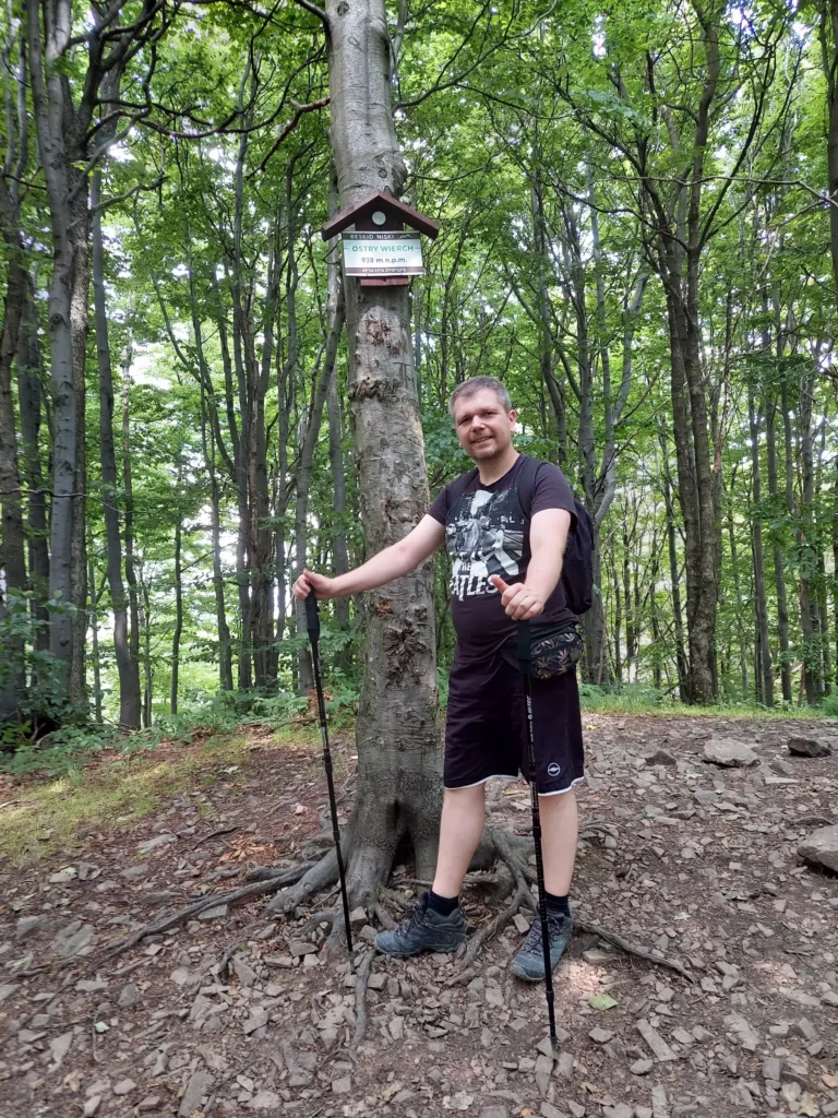 Zdjęcie przy tabliczce na Ostrym Wierchu