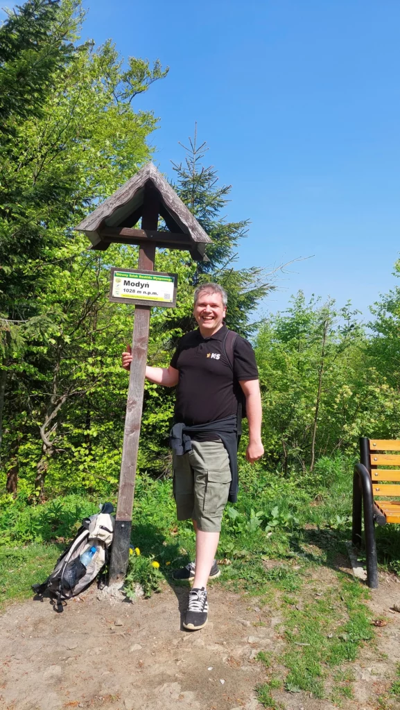 Modyń - tabliczka na szczycie