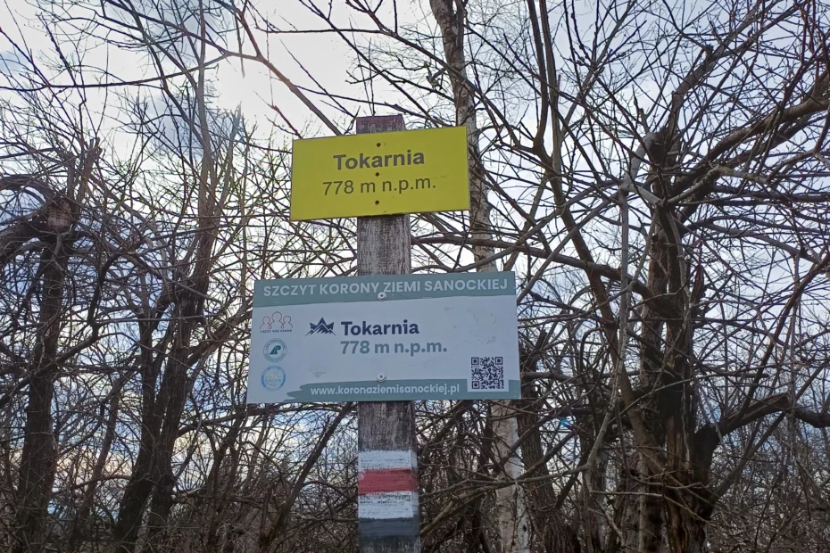 tabliczka na szczycie