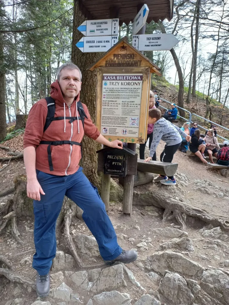 Zdjęcie przy tabliczce Trzy Korony